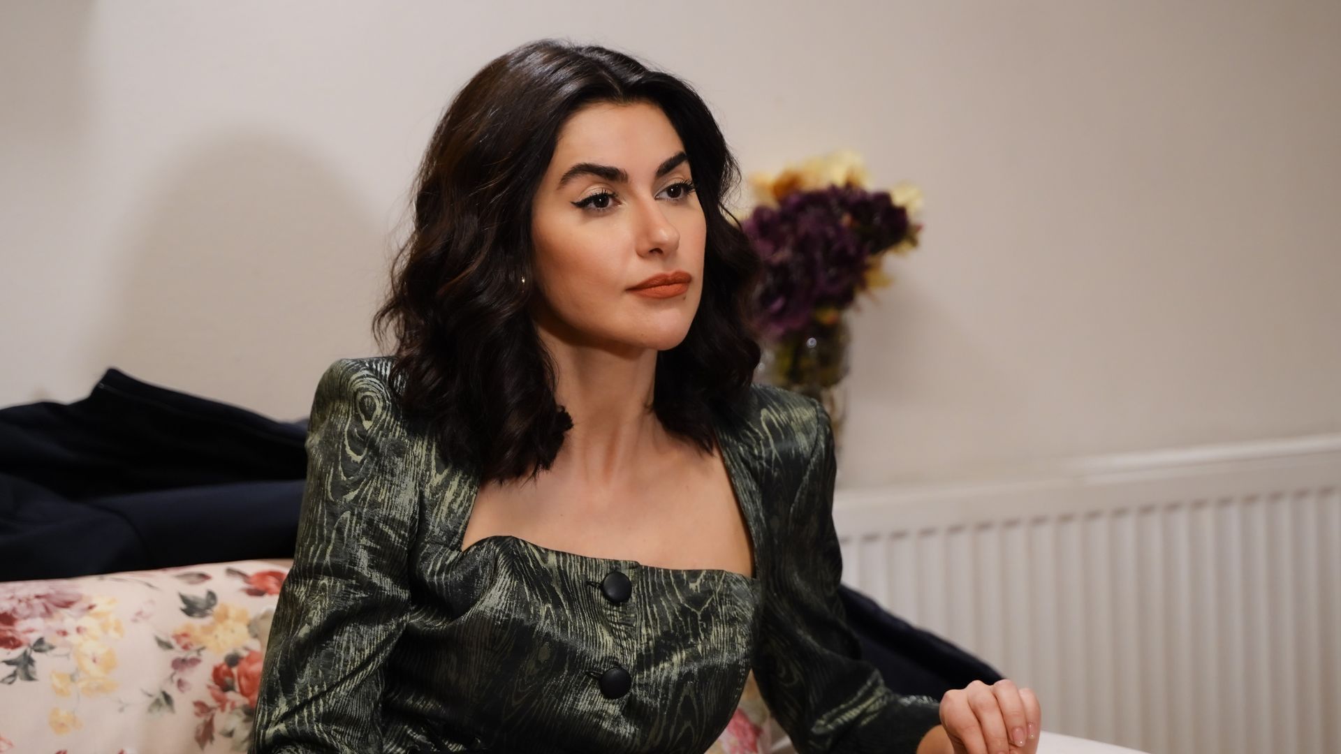Nesrin Cavadzade (Sahika) in una scena di Forbidden Fruit 4