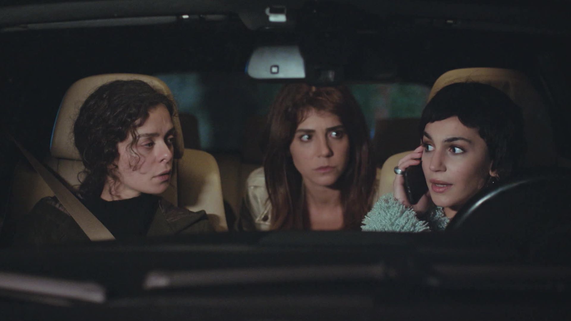 Bahar, Ceyda e Bersan in una scena de La forza di una donna 3