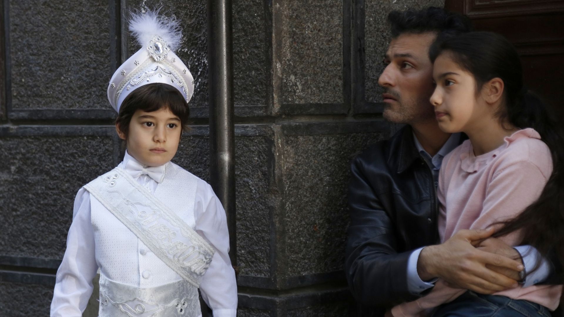 Doruk, Arif e Nisan in una scena de La forza di una donna 2