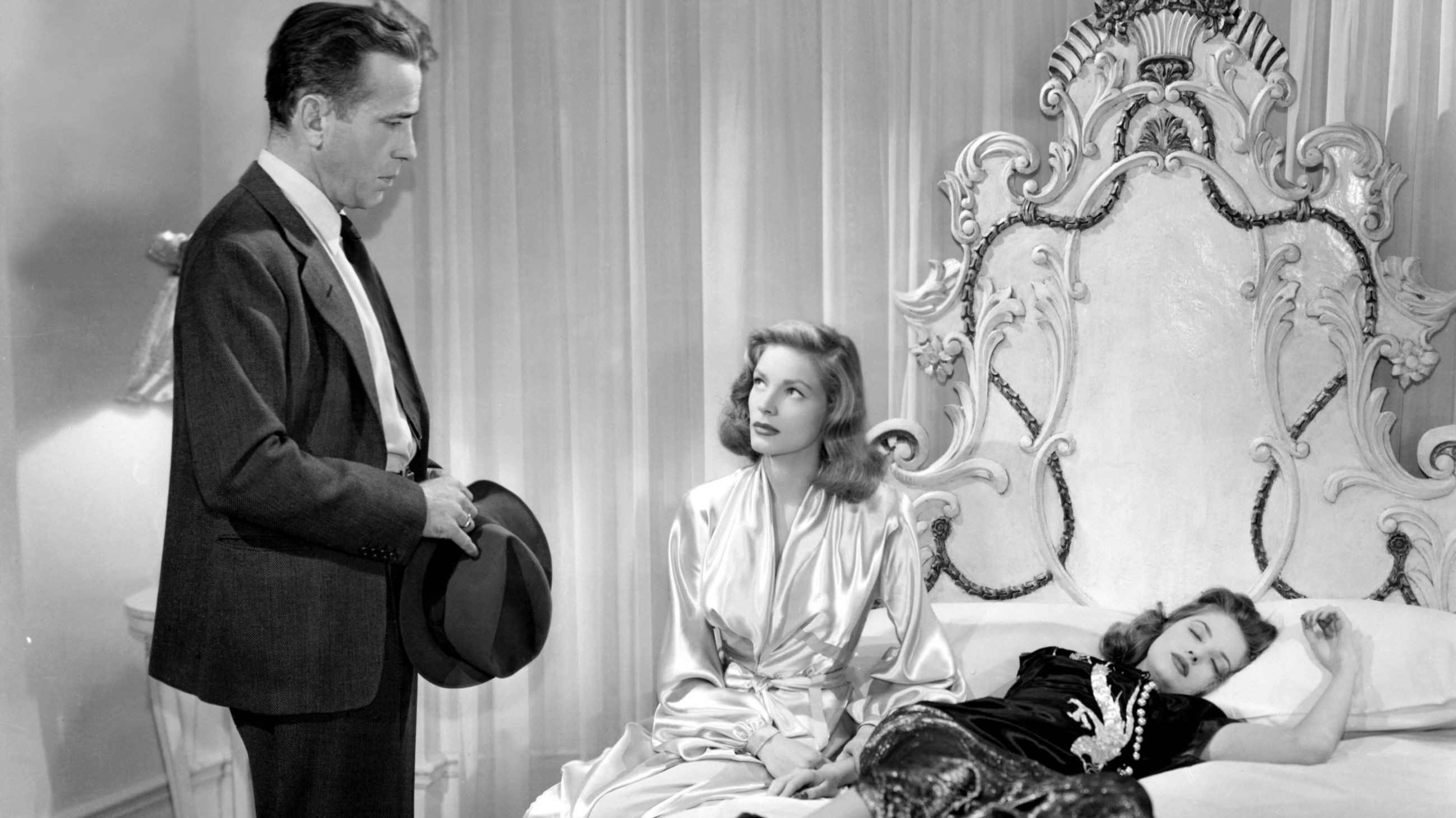Gli attori americani Lauren Bacall, Martha Vickers e Humphrey Bogart sul set di Il grande sonno, diretto da Howard Hawks - Credits: Getty Images