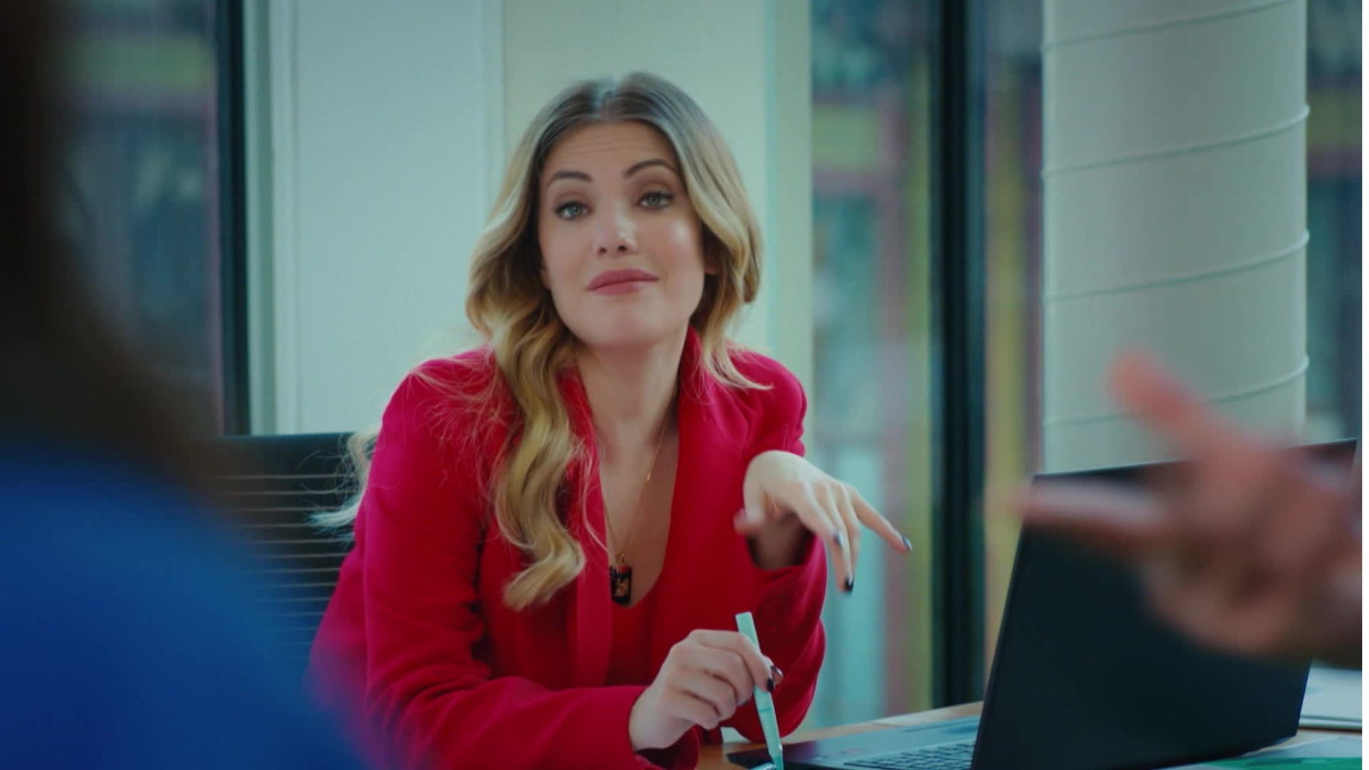 Eda Ece (Yildiz) in una scena di Forbidden Fruit 3 