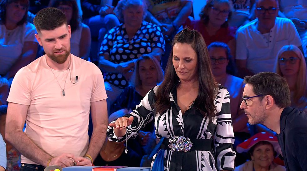 El péndulo de Pilar pronostica que la caja de Dani tiene una cartulina verde en su interior.