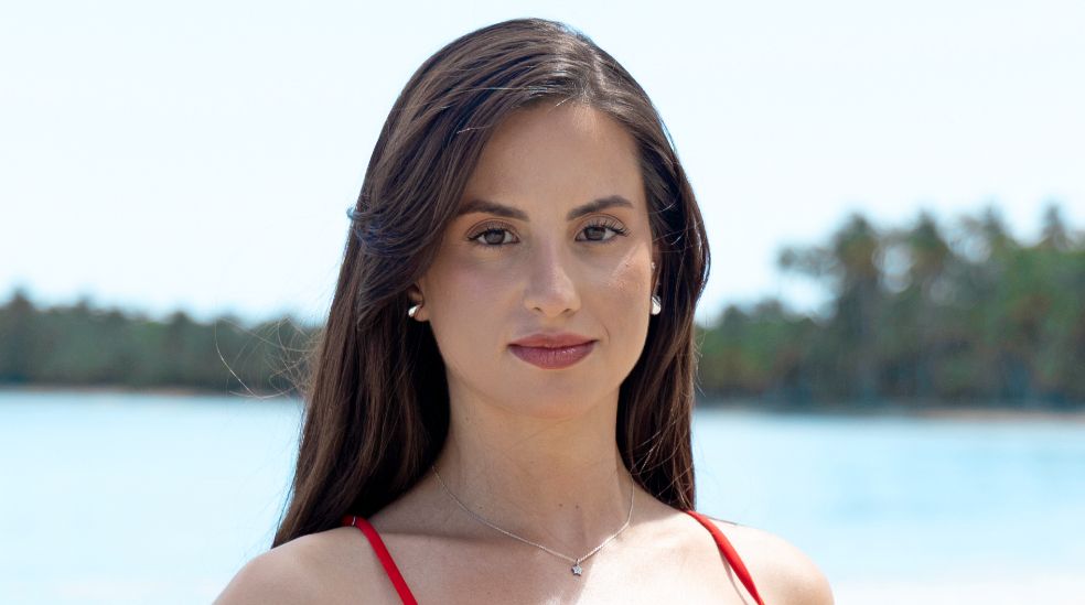 Posado oficial de Nieves en la playa de República Dominicana