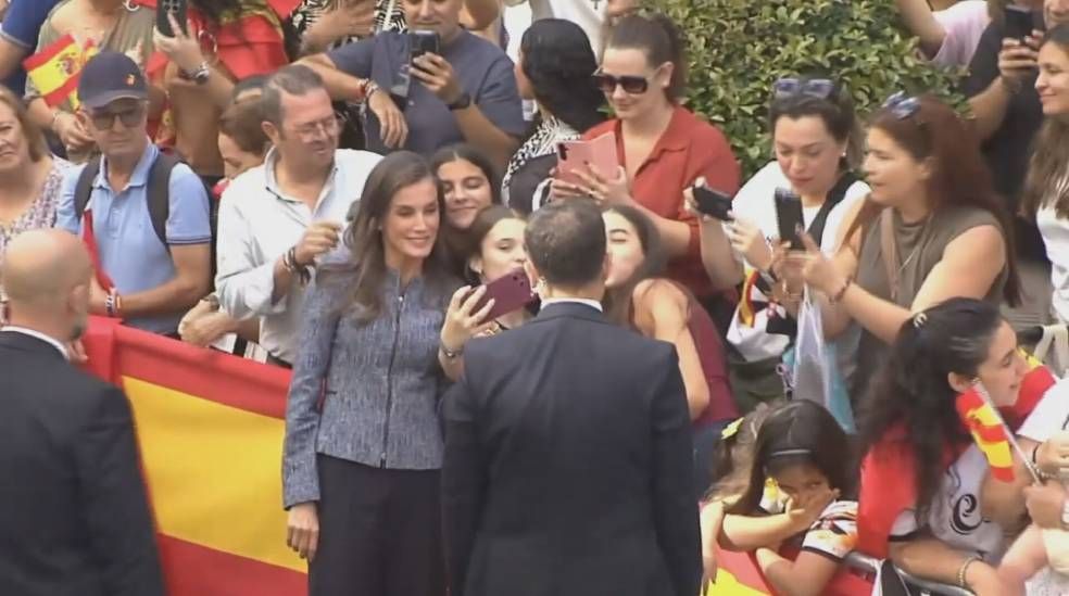 La reina Letizia, haciéndose un selfi con los ceutíes tras su llegada con el rey Felipe a la ciudad autónoma.
