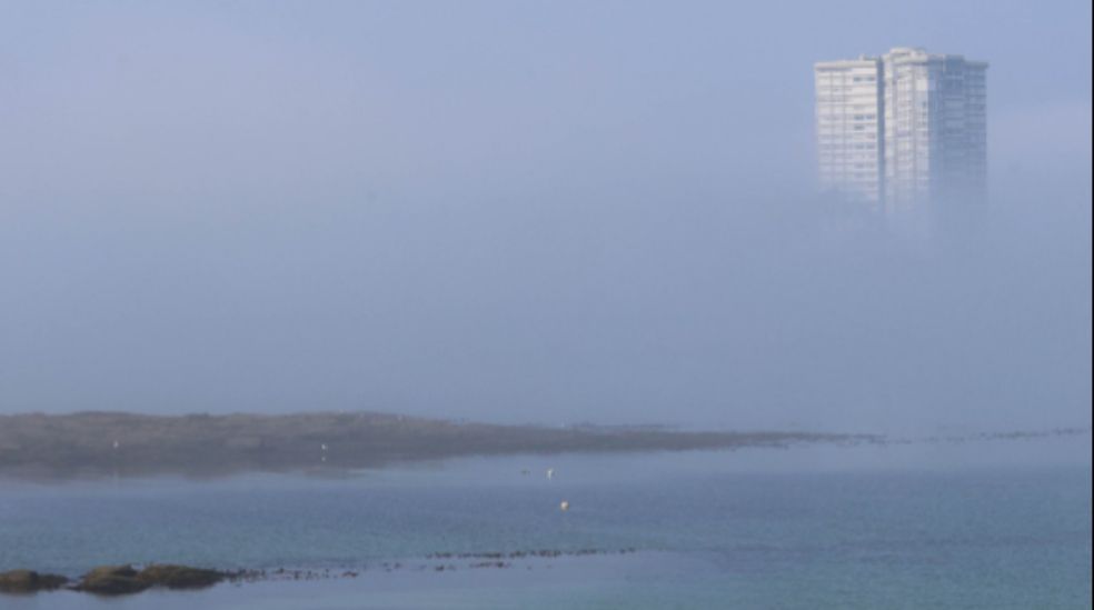 El edificio de Toralla es uno de los elementos que más llama la atención. No es algo habitual ver una torre residencial de esas dimensiones en una isla tan pequeña y privada