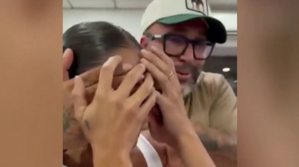 Kiko Rivera tapa los ojos a su novia Lola García para darle una sorpresa