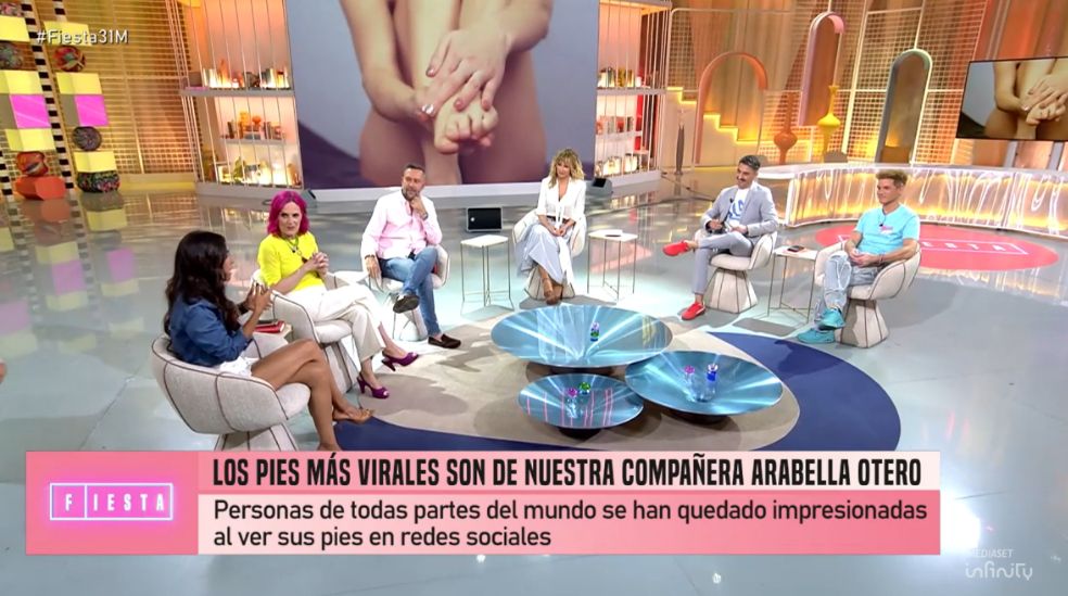 La reportera explica en 'Fiesta' la locura que han desatado en las redes las fotos de sus pies