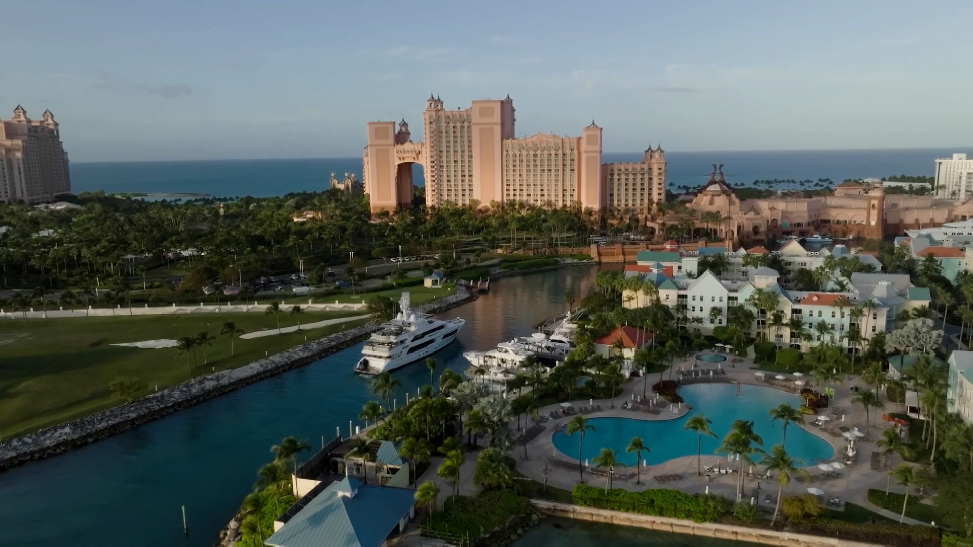 Atlantis Paradise Island ofrece una experiencia completa con playas privadas, restaurantes, casino y actividades acuáticas