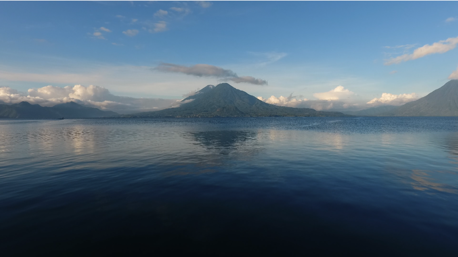 El Lago Atitlán está rodeado de volcanes y pueblos con identidad propia