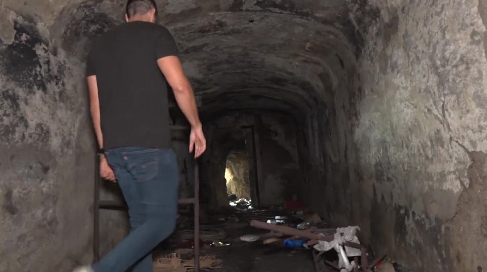 Los vecinos cuentan que muchos migrantes se refugian en los túneles de El Tarajal por las noches