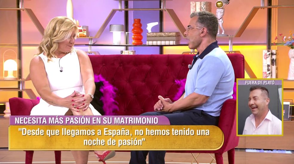 Ruty y el presentador comparten en el plató un momento de confidencias sobre sus relaciones sexuales