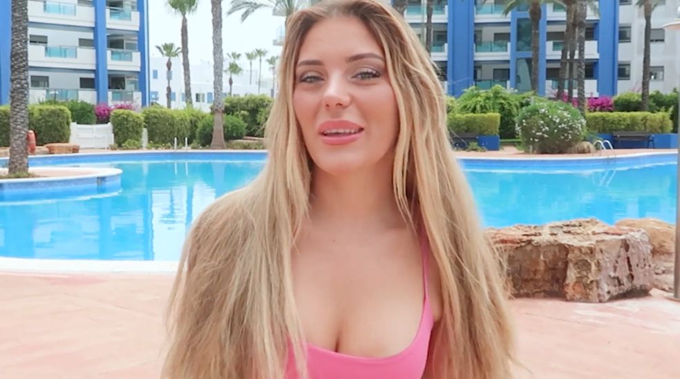 Claudia Chacón ha presumido de la piscina de su residencial en Ibiza