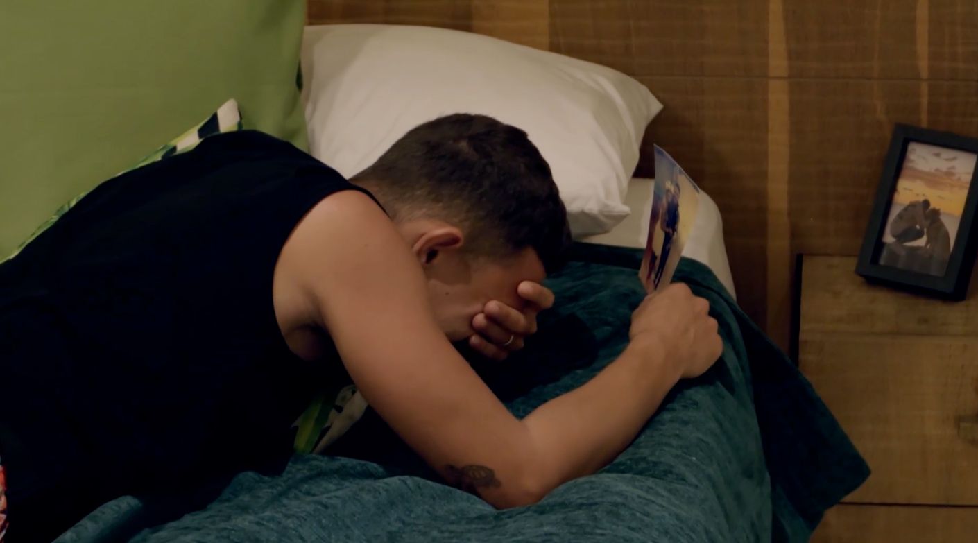 Atamán, tras ver las imágenes que llevaba Sandra Barneda a la villa en las que no pasaba desapercibido el tonteo entre Leila y David, se rompía por completo a solas en la habitación mientras recordaba en una foto momentos con su pareja.