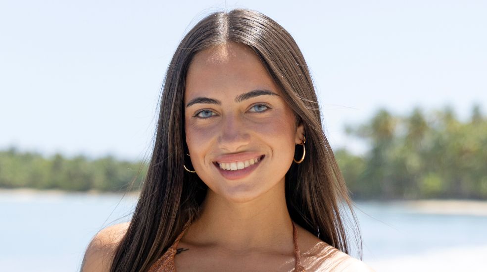 Posado oficial de Deva en la playa de República Dominicana