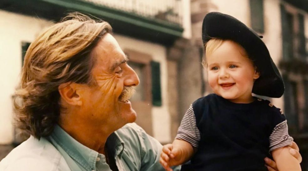 Foto de Alvar en Elizondo, Navarra con su querido abuelo