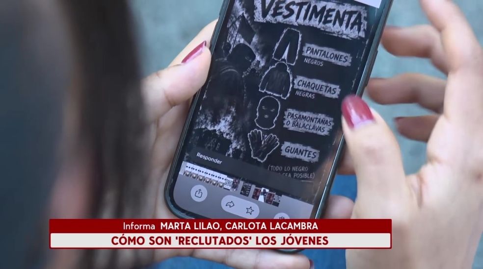 En los grupos de WhatsApp dan instrucciones sobre cómo ir vestido y qué llevar