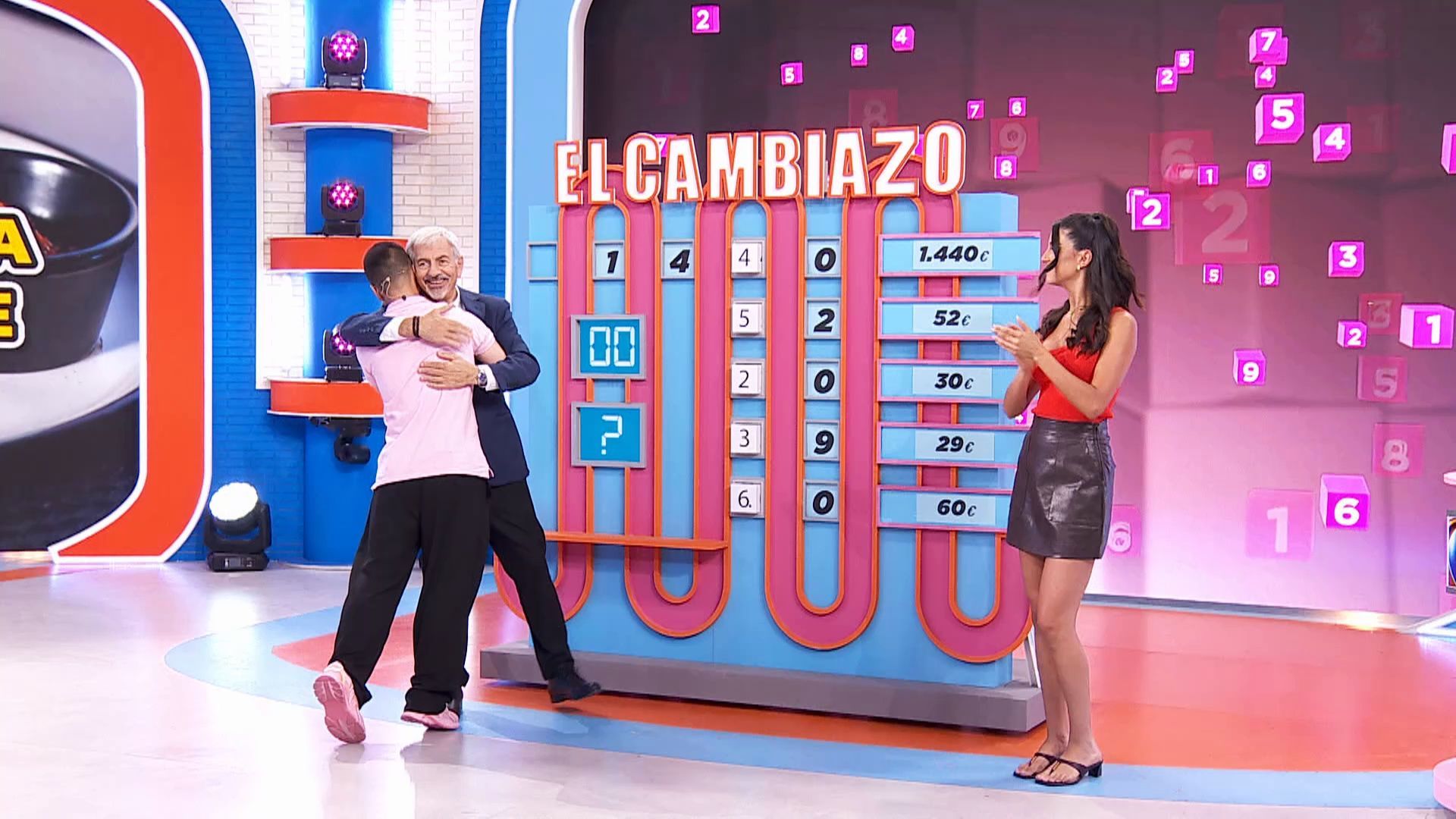 Yuze se lanza a los brazos de Carlos Sobera y se dan un fuerte abrazo