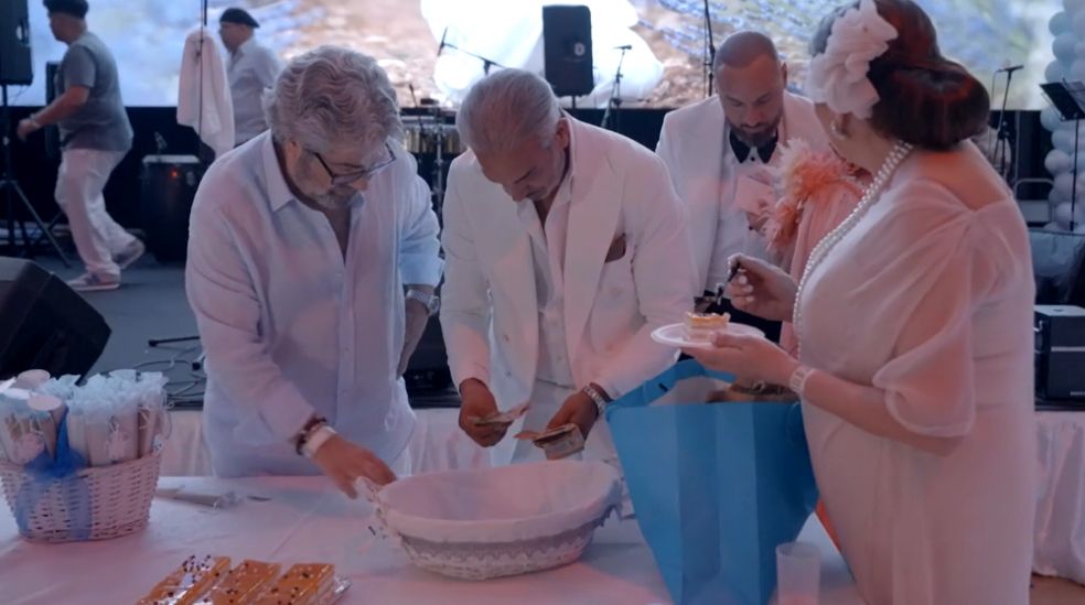 Los abuelos hacen el recuento del dinero que han dejado los invitados en el cesto