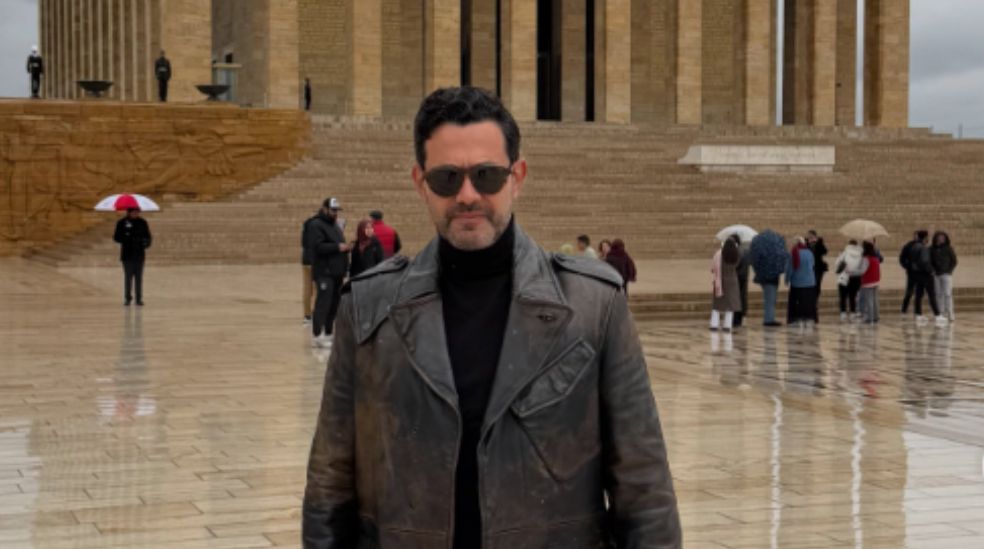 Keremcem, compagina su carrera como actor con la de músico, donde también ha cosechado grandes éxitos