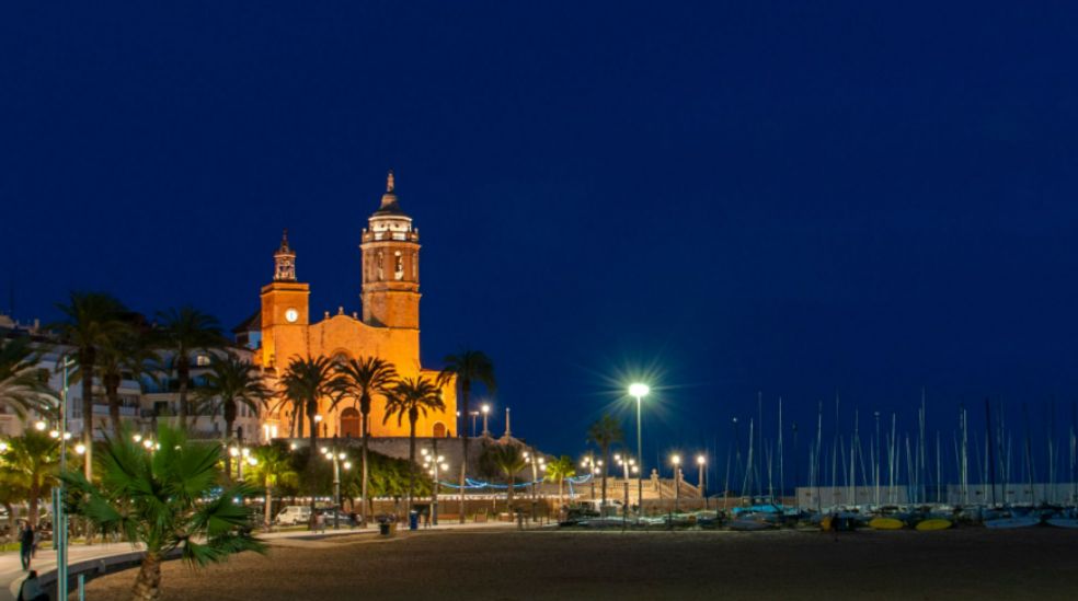 Foto de la iglesia de Sant Bartolomeu i Santa Tecla en Sitges por la noche