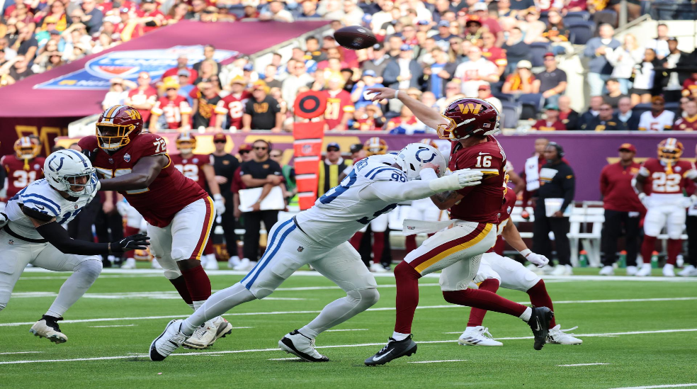El quarterback Athan Kaliakmanis, en su debut en la NFL con los Washington Commanders (CordonPress)