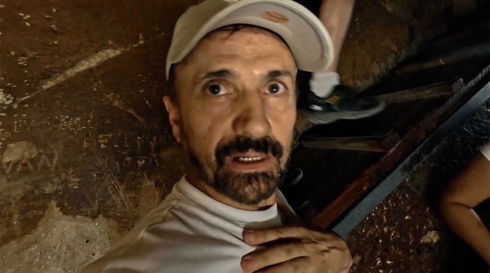 El humorista se agobia en su excursión a la cámara del rey en la pirámide de Keops.