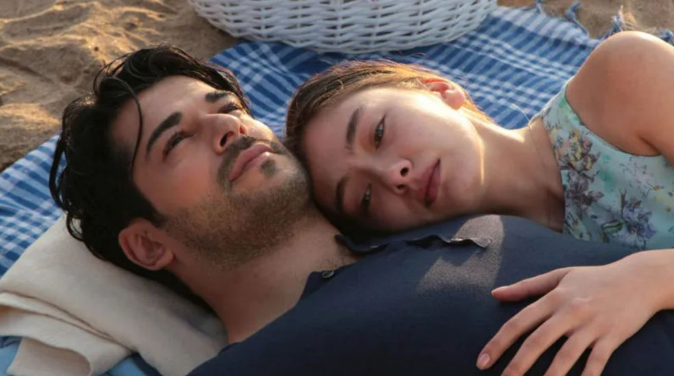 Los protagonistas de 'Kara Sevda' en una de las localizaciones en la playa