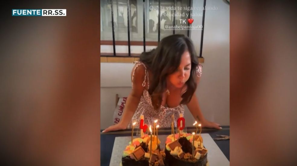 Anabel Pantoja, soplando las velas de su tarta de cumpleaños