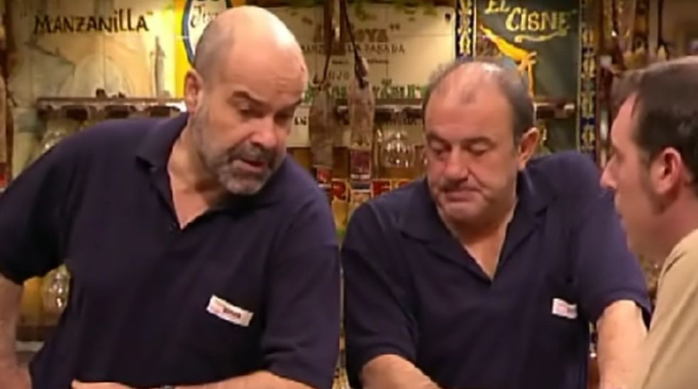 Diego, Santi y Fiti abordando algún problema o montando un plan en la taberna de 'Los Serrano'