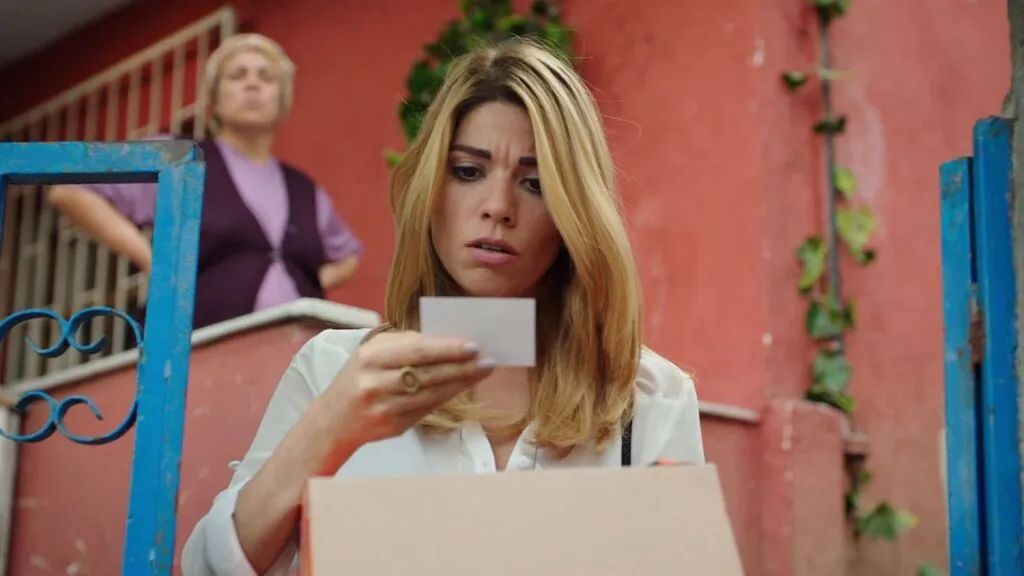 Bahar recibe un paquete anónimo en la casa familiar
