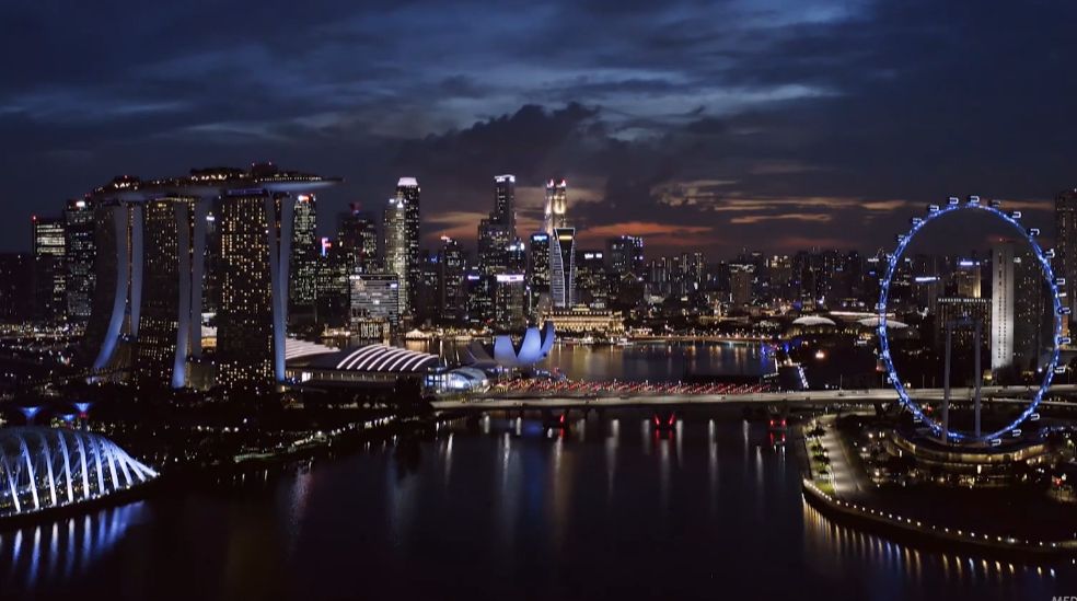 Una preciosa vista nocturna de Singapur desde un barco