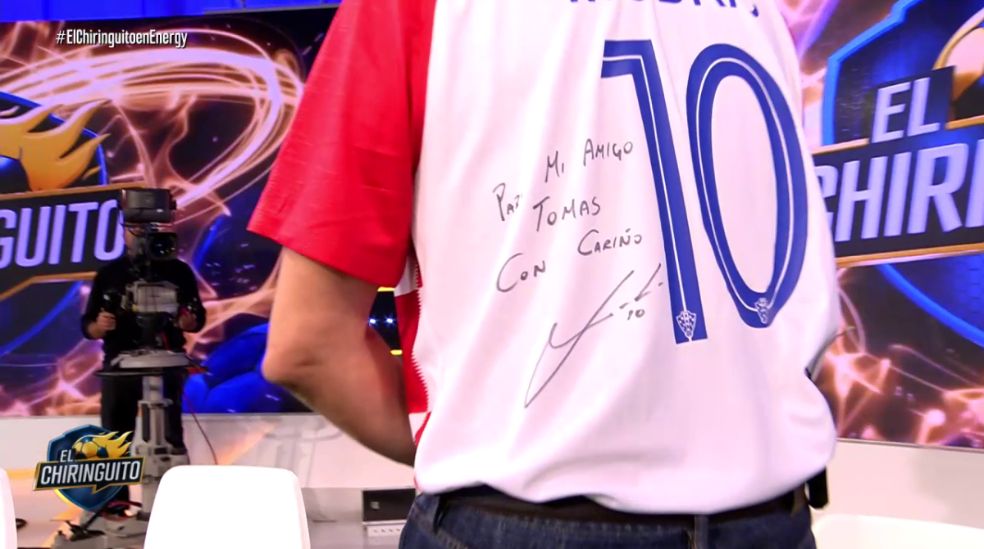 Tomás Roncero enseña la camiseta firmada por Luka Modric