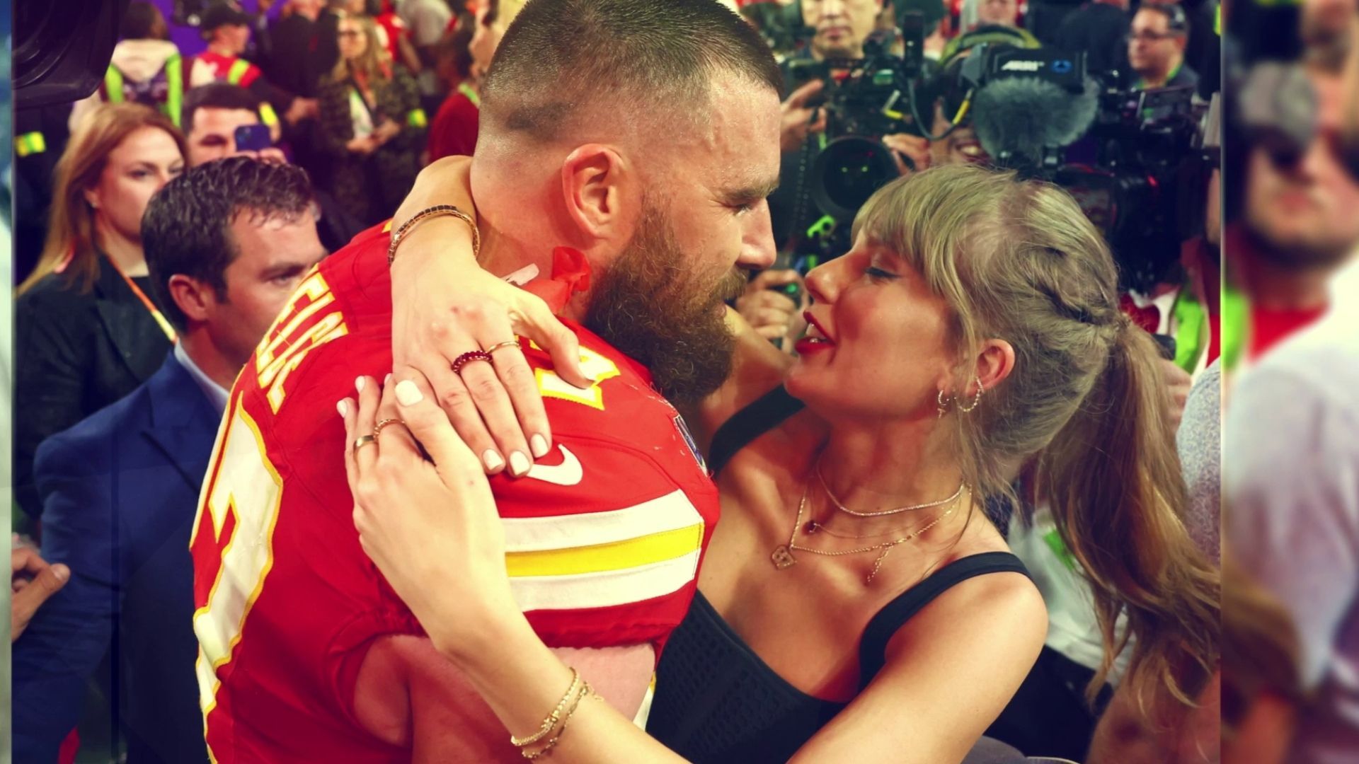 Taylor Swift y Travis Kelce, de la pulsera de la amistad al anillo de compromiso 