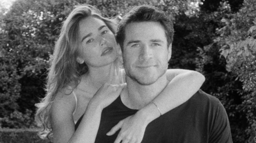 Liam está en el mundo de la interpretación y enamorado de Gabriella Brooks, con quien mantiene una más que discreta relación