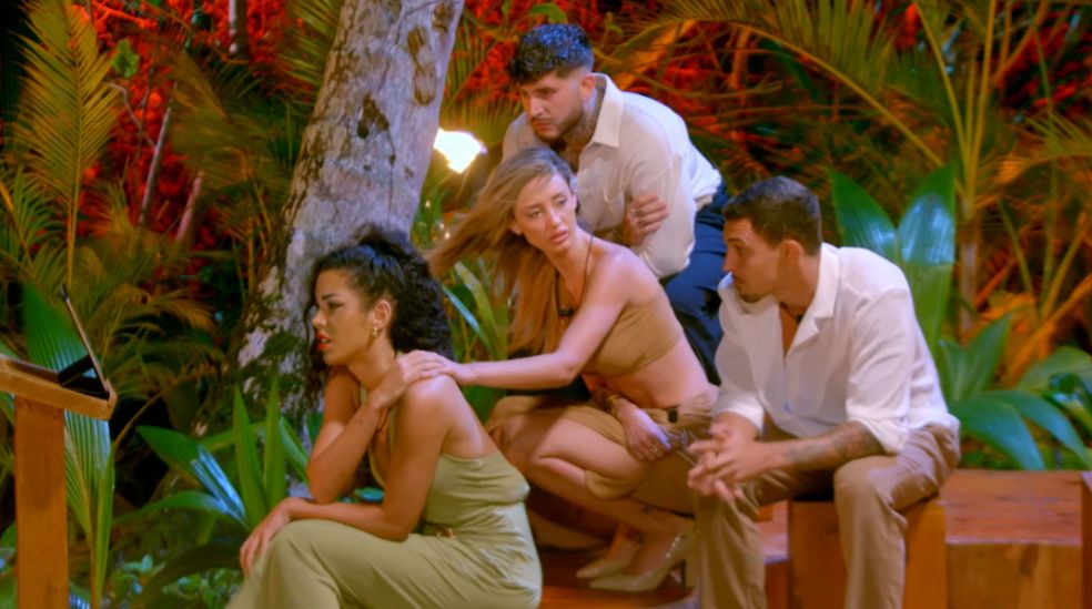 Bayan, Yuli, David y Atamán viendo imágenes en la primera hoguera mixta