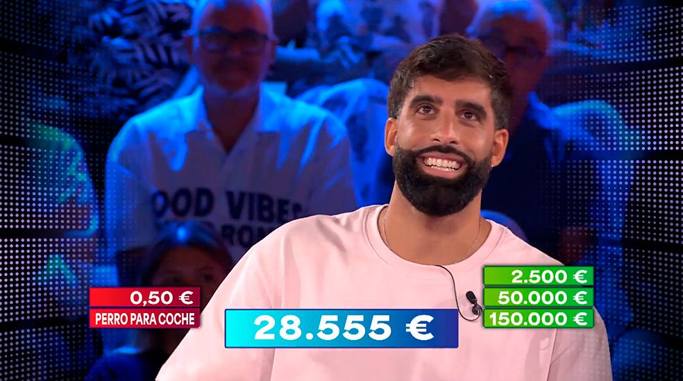 La banquera ha puesto sobre la mesa 28.555 euros y ha dibujado una sonrisa en la cara de Manu.