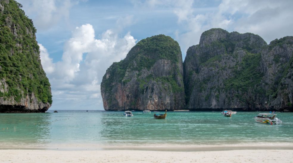 Maya Bay se encuentra en Koh Phi Phi Leh, una isla deshabitada del parque nacional Hat Noppharat Thara-Mu Ko Phi Phi