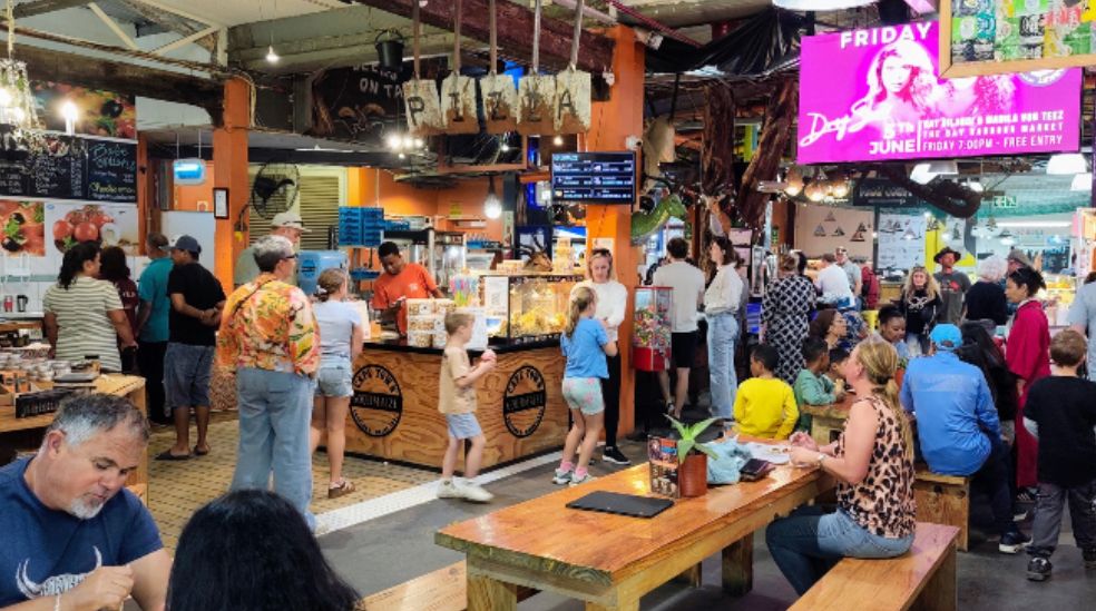 Hout Bay tiene otro gran punto de encuentro: el Bay Harbout Market, un mercado cubierto que reúne comida, música en directo y artesanía