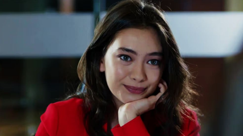 La actriz se decanta por el cabello suelto en la mayor parte de las escenas de 'Kara Sevda'