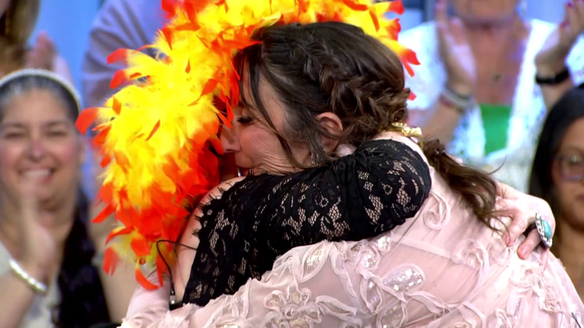 La presentadora de 'El show de Paz' sella su reeconciliación con Aramís Fuster con un bonito abrazo diez años después de su encontronazo.