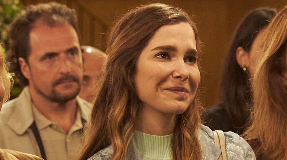 Natalia Sánchez encarna a Esther en la serie dramática 'Regreso a Las Sabinas'.