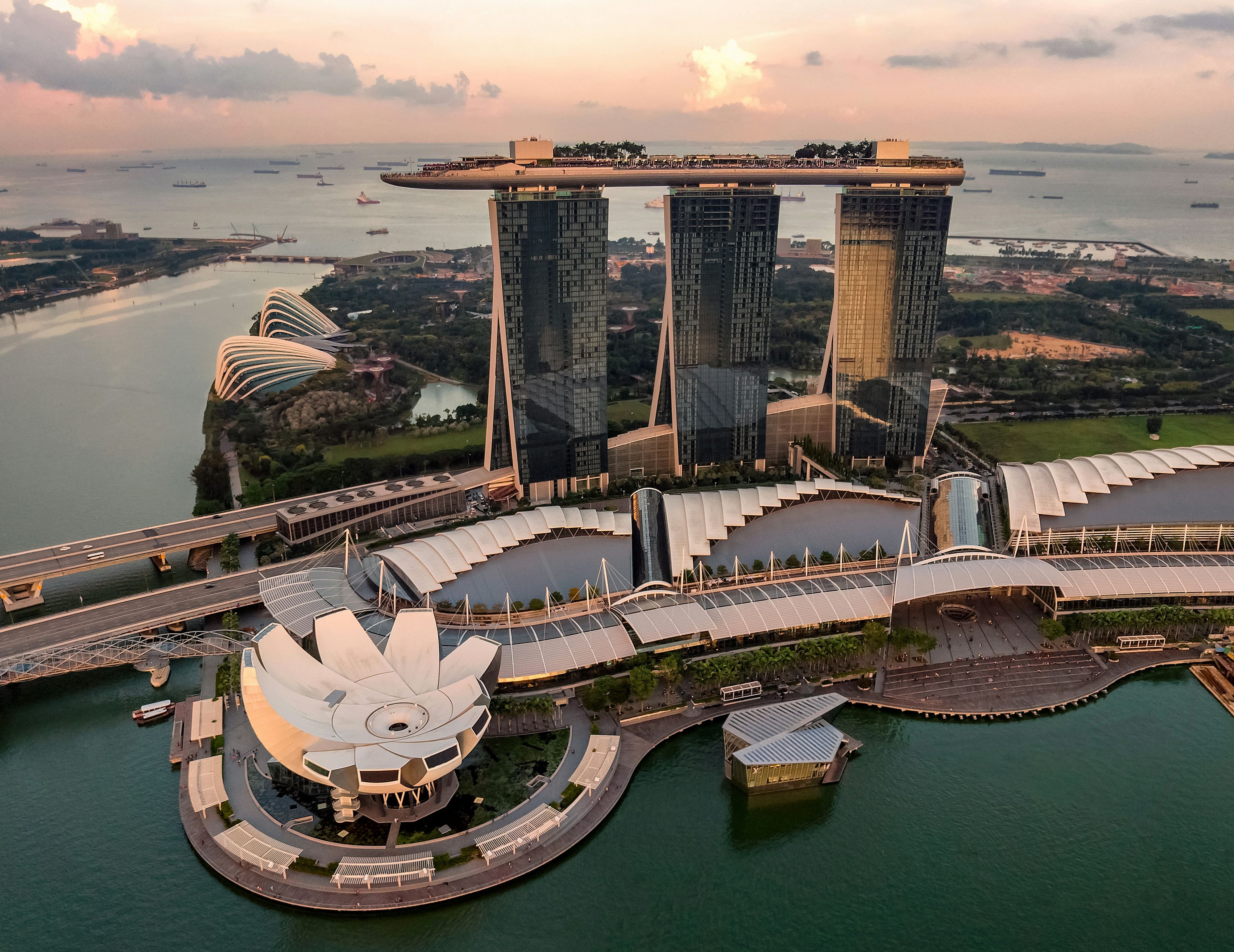 El Marina Bay Sands es famoso por su piscina infinita, considerada una de las más espectaculares del mundo