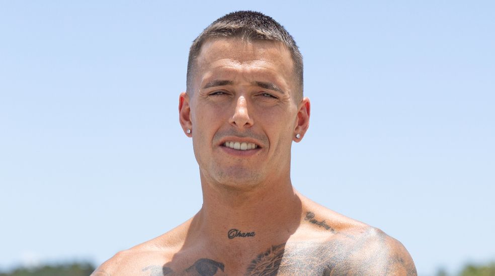 Posado oficial de Fran Aveiro en la playa en República Dominicana
