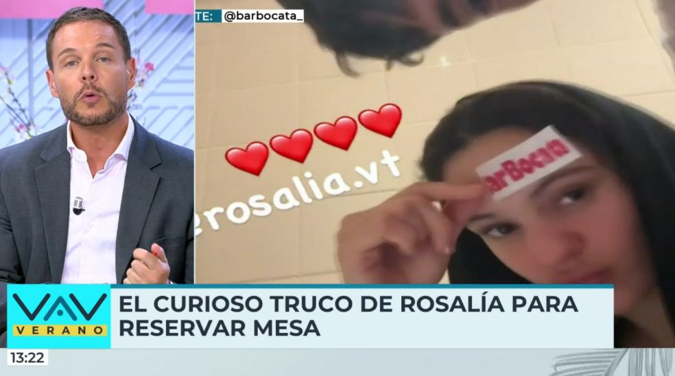 Rosalía posa con la etiqueta del local en la frente