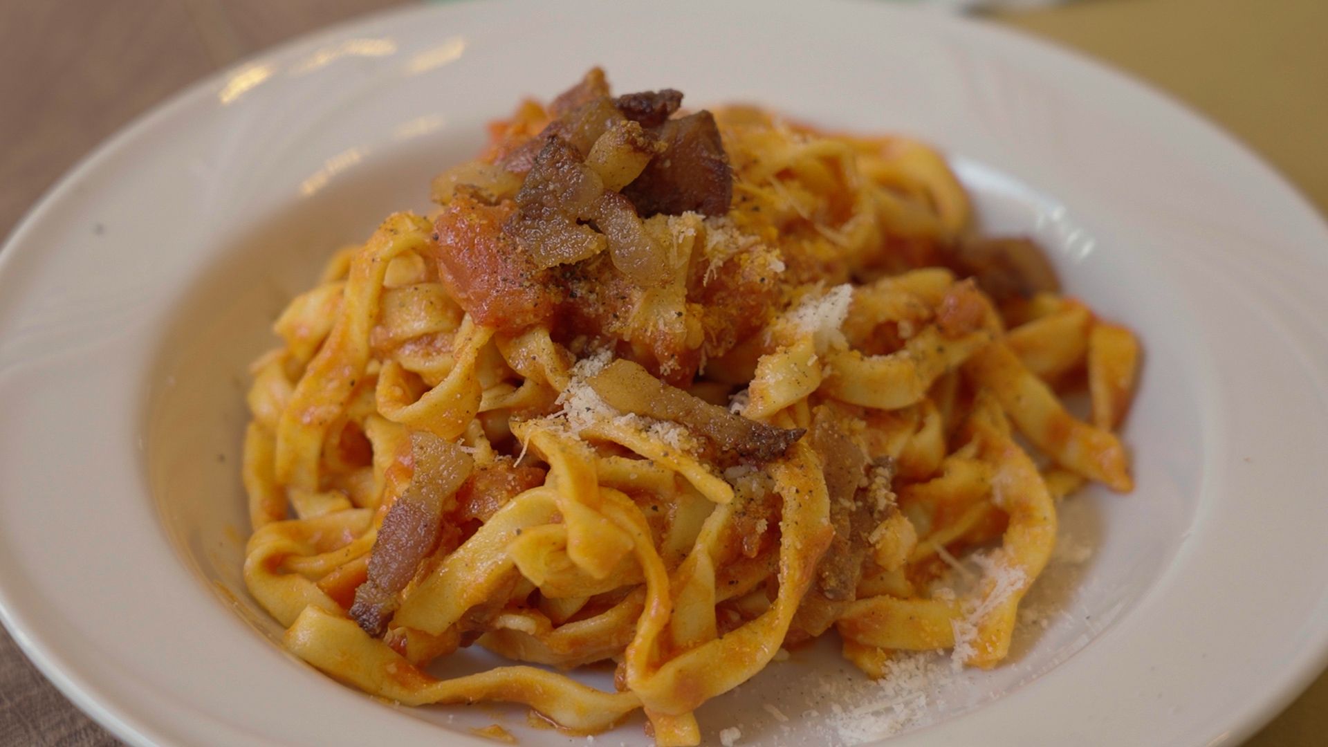 Spaghetti a la carbonara, elaborados sin nata, y con huevo batido que están deliciosos