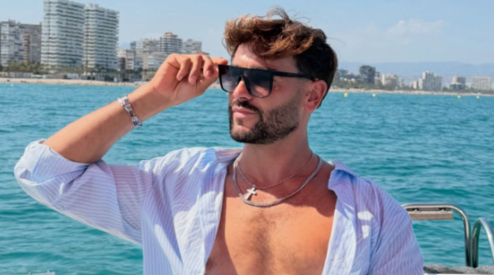 Además del pub que tiene desde hace cinco años, también ha puesto en marcha un negocio de alquiler de barcos en Alicante