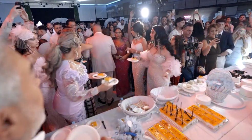 El momento tarta en el que los invitados del bautizo han tenido que dejar dinero a cambio de un trozo