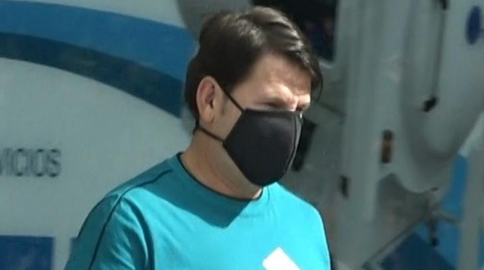 Lucas González oculta su nueva nariz bajo una mascarilla
