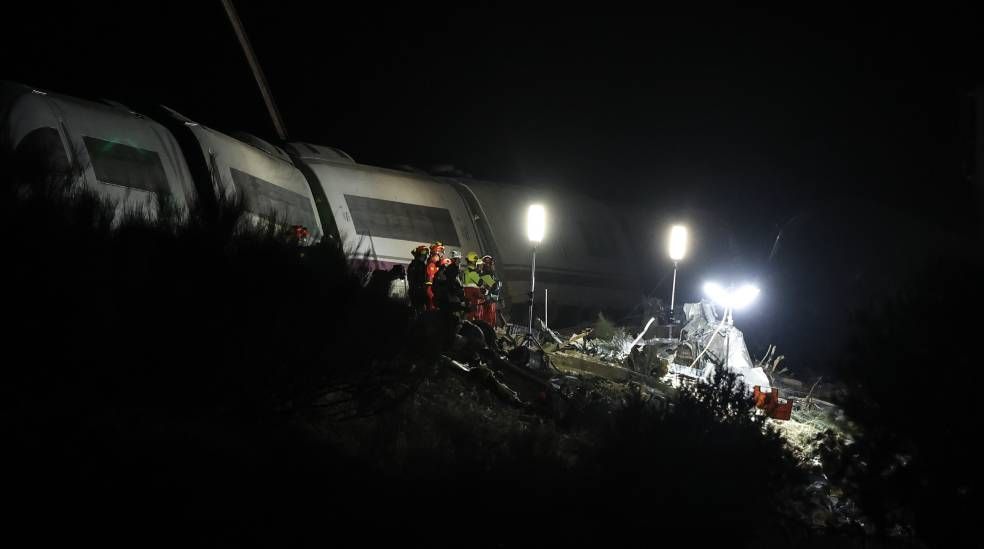 El lugar del accidente ferroviario de Urda, Toledo, tras chocar un tren AVE de Renfe y un Iryo