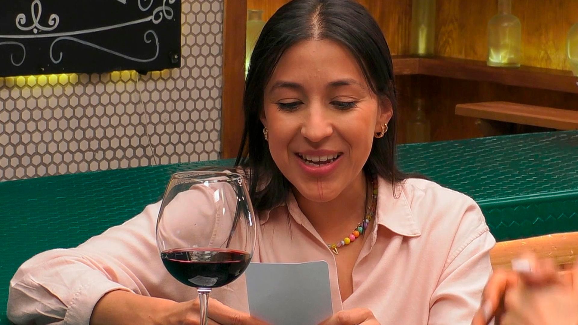 Vicky recibe un enigmático acertijo de su cita: “Vamos a preguntárselo”